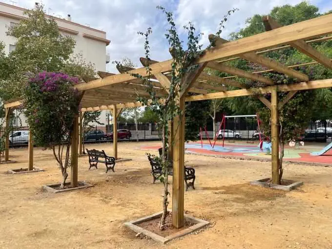 El Ayuntamiento renueva la pérgola del Parque María Gómez Lobo y prepara nuevas mejoras en el espacio verde