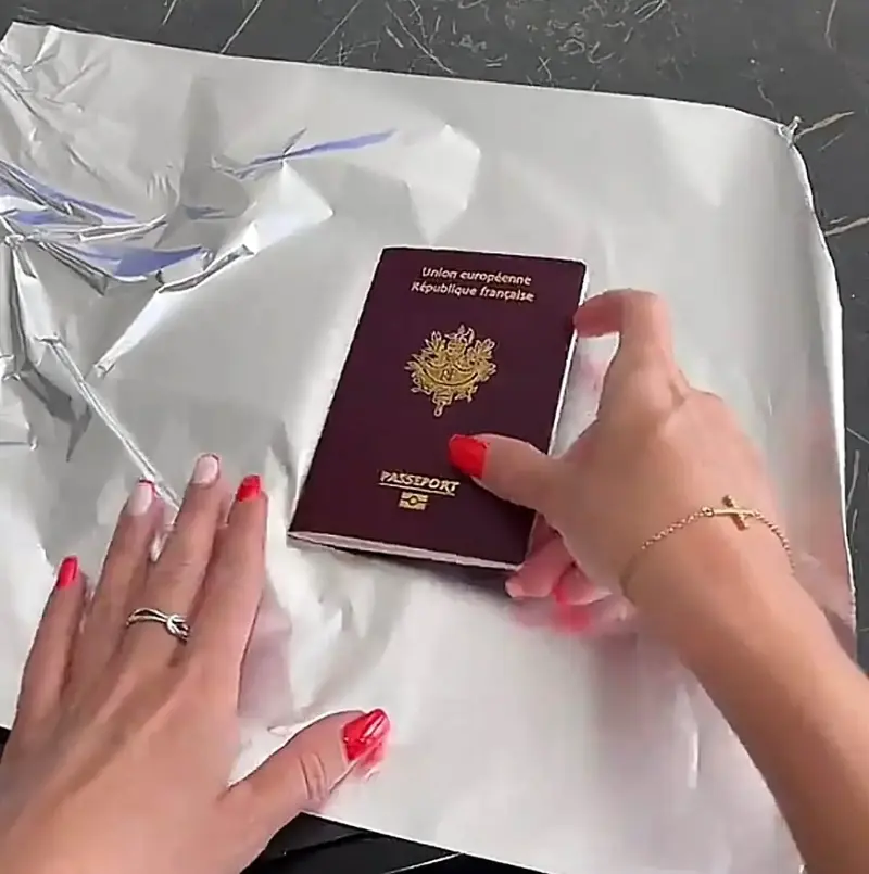 Wrapping a passport in tin foil is a new viral trend online - Petitboutdefolie