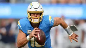 Chargers’ Mike McDaniel move has NFL execs buzzing about Justin Herbert