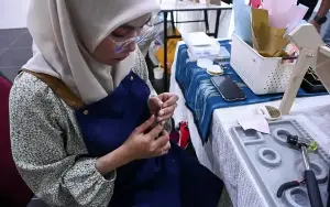 How a Sabahan artist finds emotional respite through handmade accessories