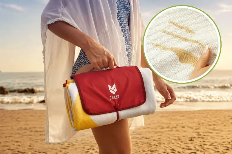 Questo telo da spiaggia fa sparire magicamente la sabbia grazie a un tessuto nato per gli elicotteri