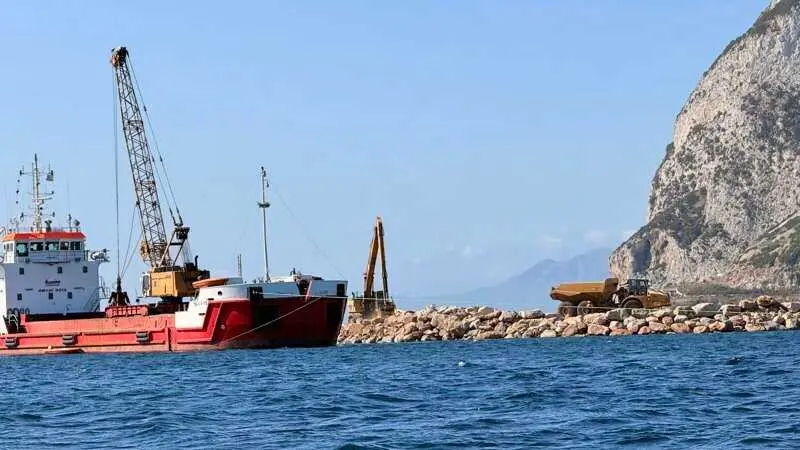 Ecologistas alertan de la "acumulación de microplásticos y otros residuos" en fondos marinos del Estrecho