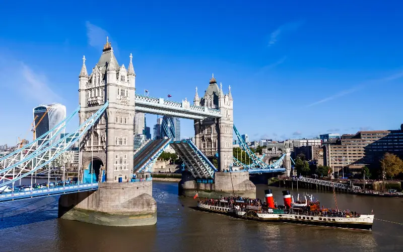 PS Waverley cruises under Tower Bridge, London - Universal Images Group Editorial/Dukas