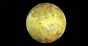 In 1979, Voyager 1 flew past Jupiter’s moon Io and revealed active volcanoes erupting beyond Earth for the first time — turning a small Jovian moon into one of the most geologically surprising worlds in the solar system