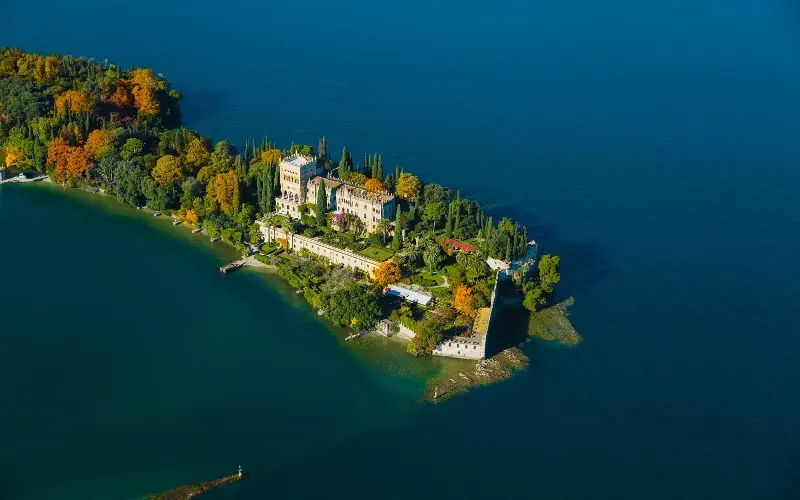 The Neo-Gothic Venetian style villa of the Cavazza family is majestically located on Isola del Garda - ROBERTO METTIFOGO