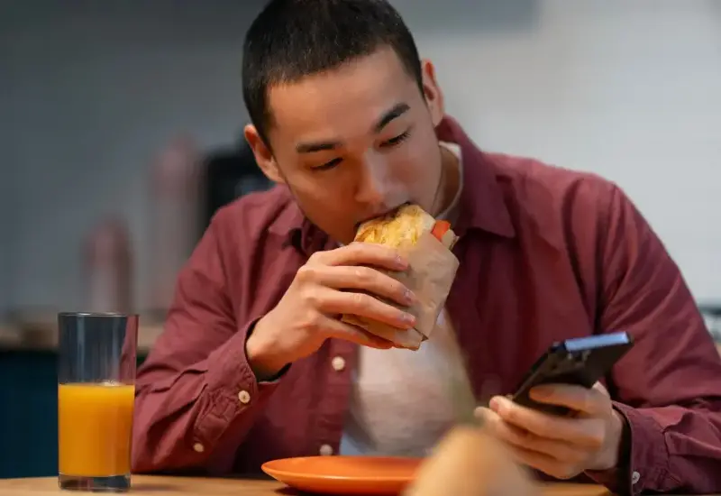 A digital curfew ought to be implemented, especially around mealtimes and after meals. (Freepik)