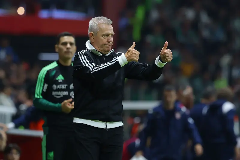 Suplentes y entrenador