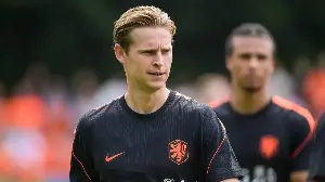 Should Frenkie de Jong fear for his place in the Netherlands? 'He feels the hot breath on his neck'