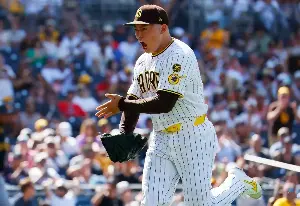 Padres navigate way around trouble, salvage series finale against Pirates