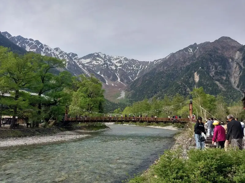 Kappa Bridge and Azusa River with the spectacular Hotaka mountain range in the background. 
