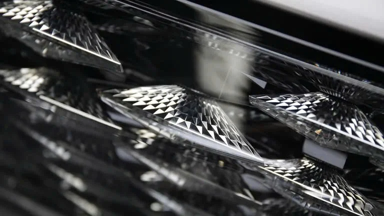 Bentley launches its first electric SUV, with 76 crystals adorning the front of the vehicle - Photo 2.