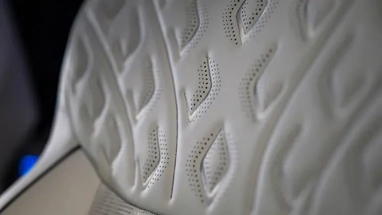 Bentley launches its first electric SUV, with 76 crystals adorning the front of the vehicle - Photo 9.
