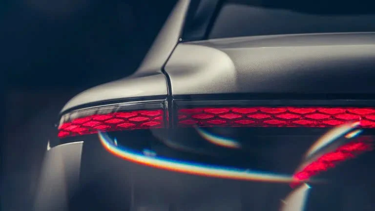 Bentley launches its first electric SUV, with 76 crystals adorning the front of the vehicle - Photo 5.
