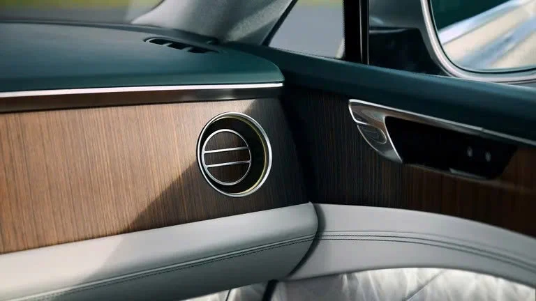 Bentley launches its first electric SUV, with 76 crystals adorning the front of the vehicle - Photo 8.