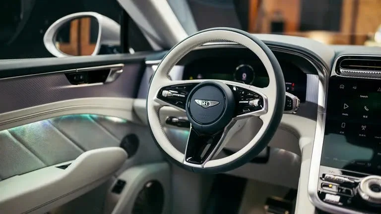 Bentley launches its first electric SUV, with 76 crystals adorning the front of the vehicle - Photo 7.