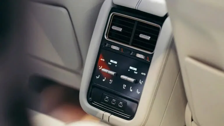 Bentley launches its first electric SUV, with 76 crystals adorning the front of the vehicle - Photo 11.