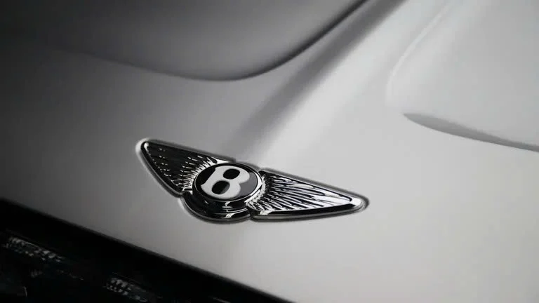 Bentley launches its first electric SUV, with 76 crystals adorning the front of the vehicle - Photo 3.