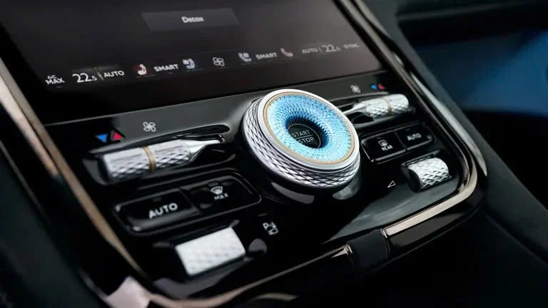 Bentley launches its first electric SUV, with 76 crystals adorning the front of the vehicle - Photo 10.
