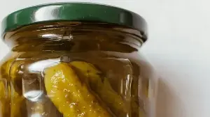 Gastroenterologist shares how to make naturally probiotic pickles at home, and why they are better than store-bought