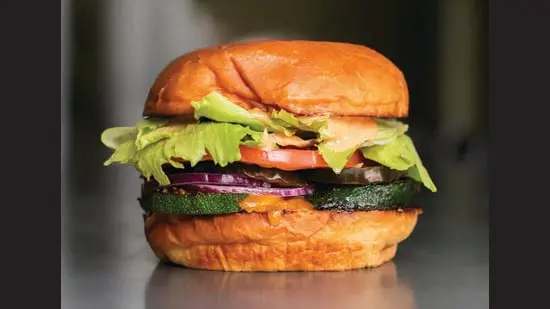 Nhà hàng Noma ở Copenhagen là một trong những nhà hàng tốt nhất thế giới, nhưng burger của Gasoline Grill lại có hương vị khác biệt. (GASOLINE GRILL)