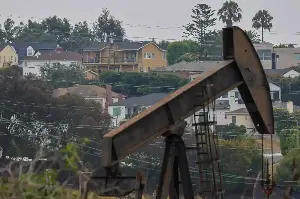 Los Angeles tries again to phase out urban oil production