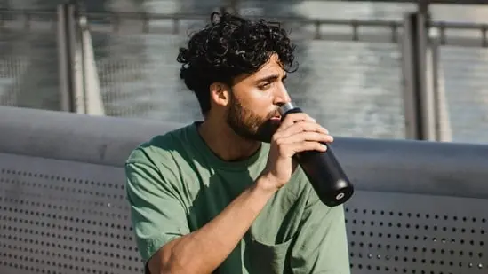 Doctors suggest a daily water intake of around 13 cups for men and 9 cups for women, and around 3 to 4 cups per day for children. (Pexels)