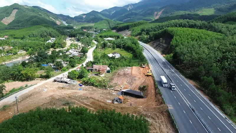 Accelerating construction of the La Son - Hoa Lien expressway interchange to reach completion by the end of 2026 - Photo 2.