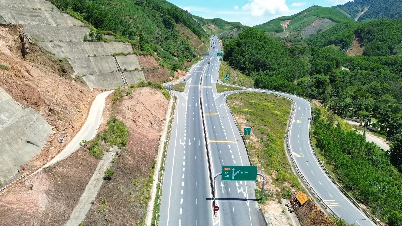 Accelerating construction of the La Son - Hoa Lien expressway interchange to reach completion by the end of 2026 - Photo 1.