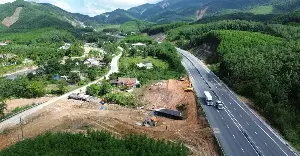 Accelerate construction of the La Son - Hoa Lien expressway interchange to reach completion by the end of 2026.