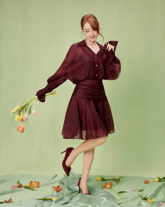 Mastering the deep red shade evokes an air of sophisticated power - Photo 2.