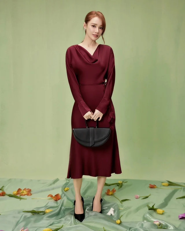 Mastering the deep red shade evokes an air of sophisticated power - Photo 1.