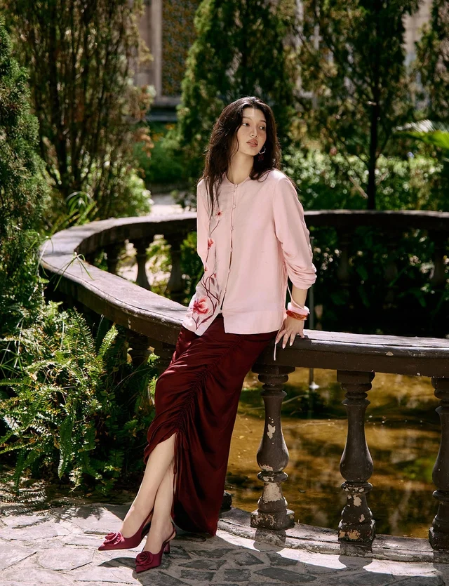 Mastering the deep red shade evokes an air of sophisticated power - Photo 8.