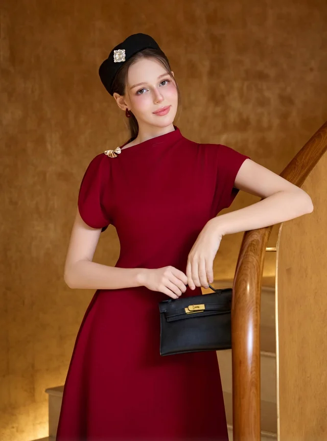 Mastering the deep red shade evokes an air of sophisticated power - Photo 5.