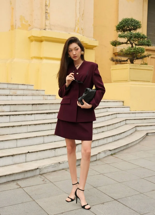 Mastering the deep red shade evokes an air of sophisticated power - Photo 4.