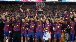 برشلونة يهزم ريال مدريد في الكلاسيكو ويحسم تتويجه بلقب الدوري