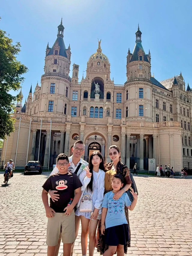 Jennifer Pham's three children are spending their summer vacation with their parents in Europe - Photo 10.