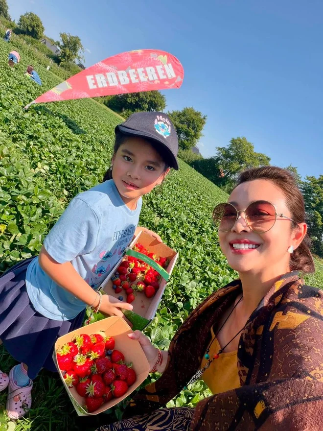 Jennifer Pham's three children are spending their summer vacation with their parents in Europe - Photo 13.