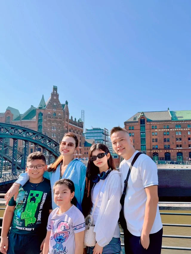 Jennifer Pham's three children are spending their summer vacation with their parents in Europe - Photo 1.