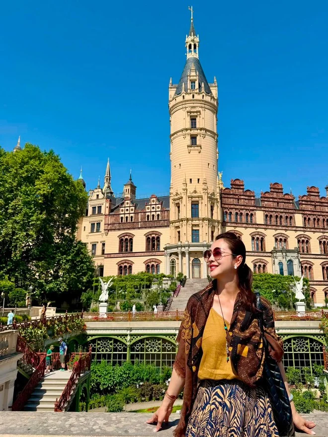 Jennifer Pham's three children are spending their summer vacation with their parents in Europe - Photo 3.