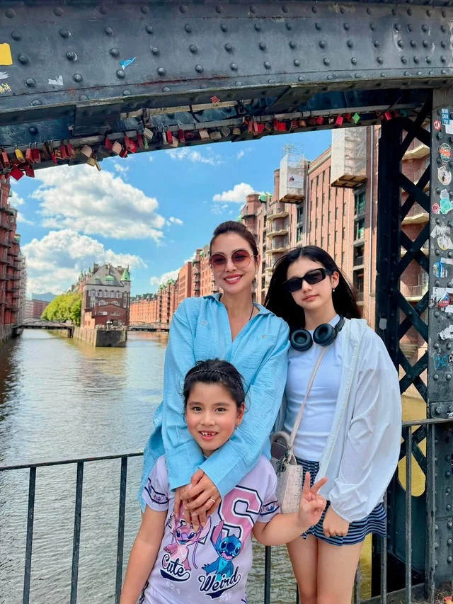 Jennifer Pham's three children are spending their summer vacation with their parents in Europe - Photo 8.