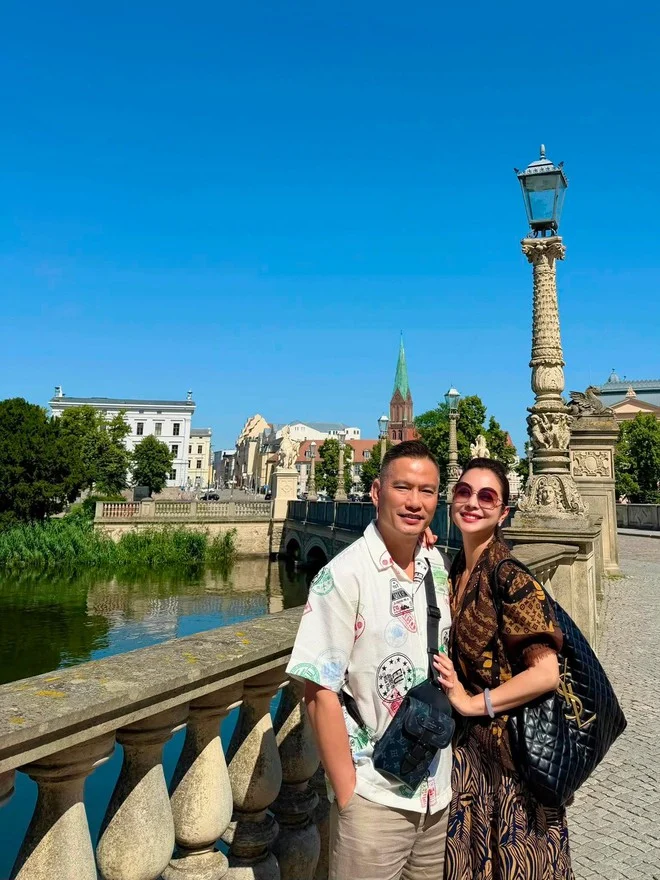 Jennifer Pham's three children are spending their summer vacation with their parents in Europe - Photo 7.