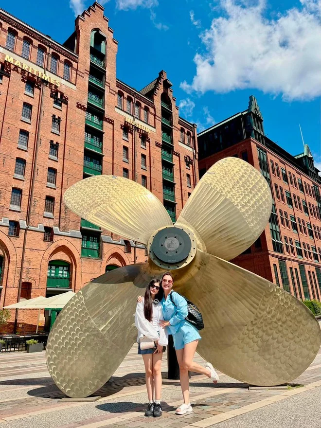 Jennifer Pham's three children are spending their summer vacation with their parents in Europe - Photo 4.