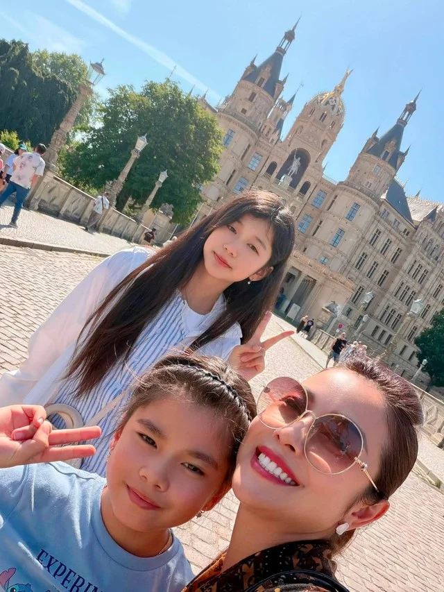 Jennifer Pham's three children are spending their summer vacation with their parents in Europe - Photo 11.