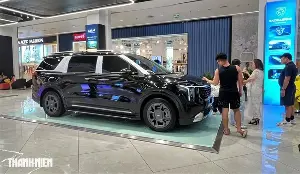 Why do black cars tend to look old faster than white cars?