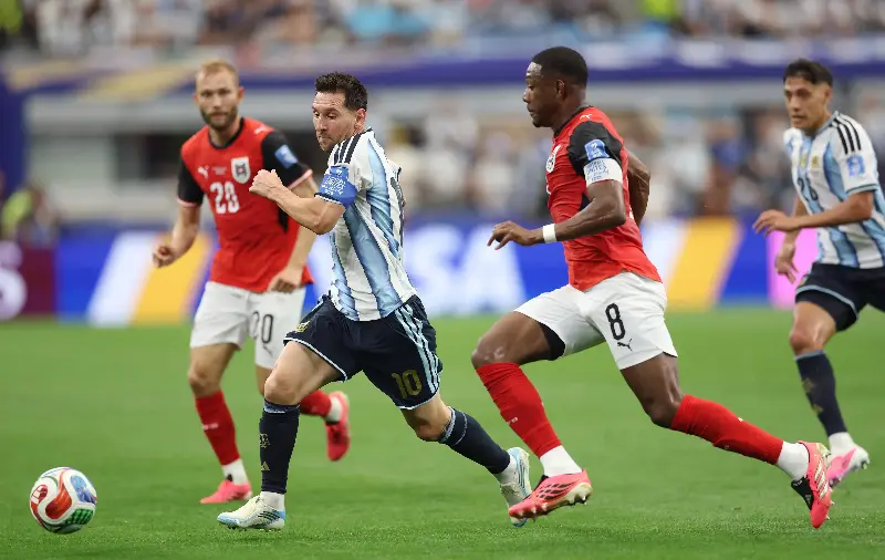 DALLAS, TEXAS - JUNE 22: Lionel Messi #10 of Argentina controls the ball against David Alaba #8 of Austria during the FIFA World Cup 2026 Group J match between Argentina and Austria at Dallas Stadium on June 22, 2026 in Dallas, Texas. Michael Steele/Getty Images/AFP (Photo by MICHAEL STEELE / GETTY IMAGES NORTH AMERICA / Getty Images via AFP)