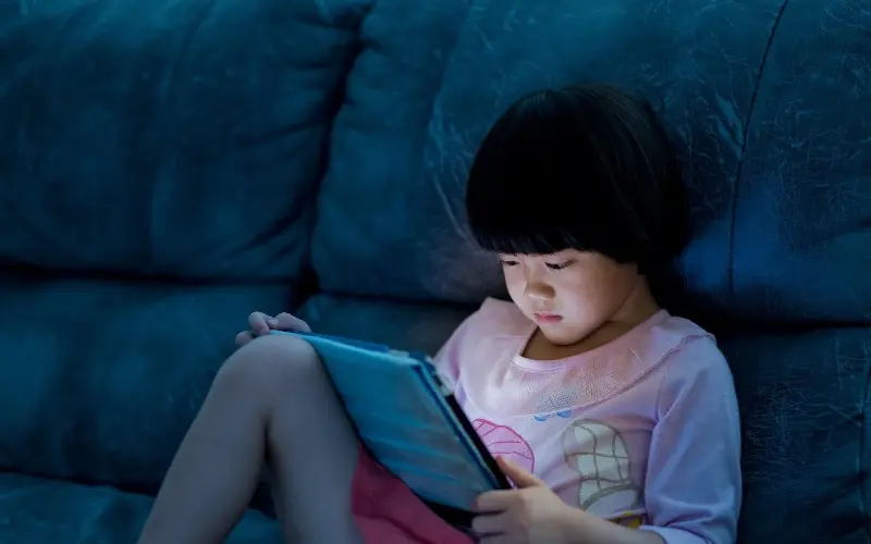 Exercises to protect your eyes from blue light - Image 2. Bảo vệ đôi mắt trẻ: Hiểu và giảm thiểu tác động của ánh sáng xanh