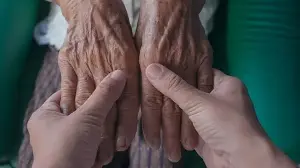 Can slow movement in old age be a sign of Parkinson’s? Neurologist shares commonly missed clues