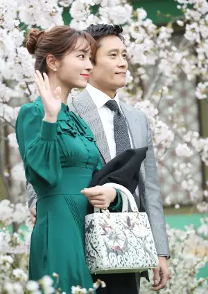 Lee Byung Hun Fell Asleep on Their Wedding Night… Lee Min Jung Says “That’s When I Knew the War Began”