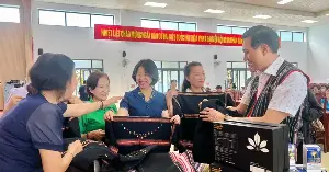Gia Lai: Bringing agricultural products to the digital market, spreading the vibrant colors of Jrai brocade.