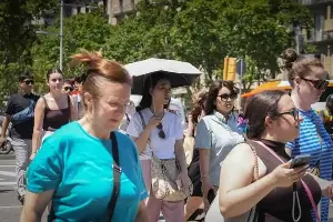 La ola de calor continuará este lunes con temperaturas de hasta 42ºC y avisos en 15 comunidades